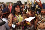 Sonia Guajajara, da diretoria da APIB, durante atividade da Mobilização Nacional Indígena no STF, em 27/5. Crédito: Kamikia Kisedje