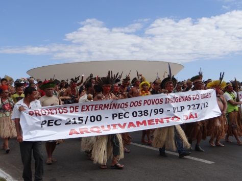Mobilização indígena na Esplanada dos Ministérios contra PEC 215 e PLP 227