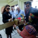 Kátia Abreu recebe moto-serra de ouro. Greenpeace