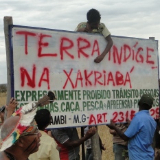 Povo Xakriabá muda placa com nome de fazenda para terra indígena: o símbolo da luta