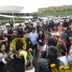 Índios e quilombolas são barrados na entrada do Senado (1º de outubro)