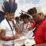Lideranças indígenas participam de atos pacíficos da Mobilização Nacional em Brasília / Crédito: Kamikia Kisedje